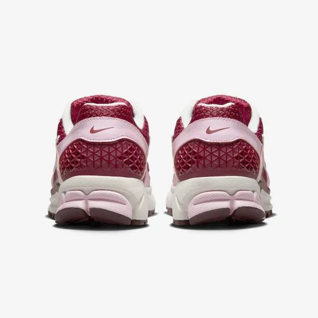 Nike women's air zoom vomero 5 (pink foam team red/ pink foam/ team red/ sail/ burgundy crush) sizes